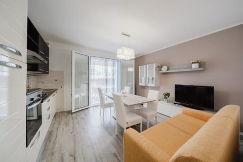 TV and multimedia, Living room, Seating area, kitchen
