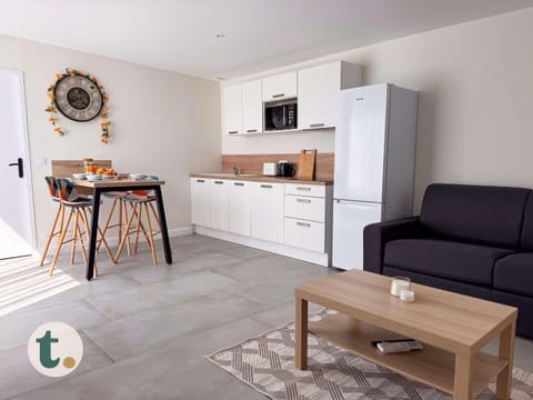 Kitchen or kitchenette, Living room, Seating area, Dining area