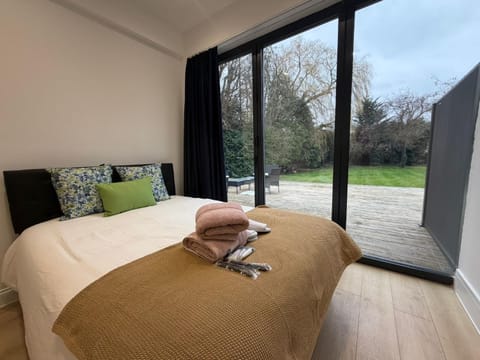 Bedroom, towels