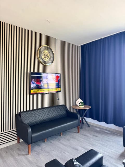 Communal lounge/ TV room, TV and multimedia, Lobby or reception, Seating area