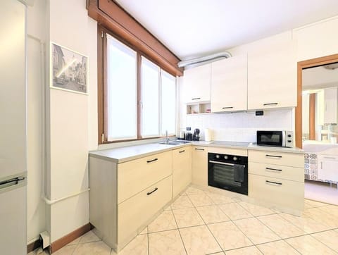 Kitchen or kitchenette, oven