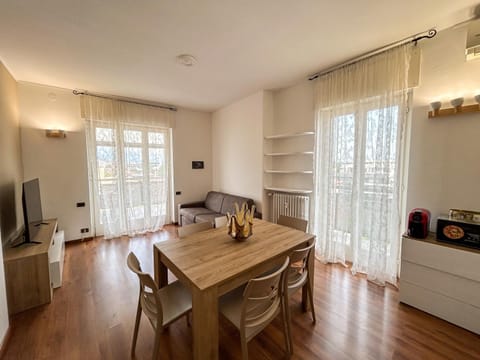 TV and multimedia, Coffee/tea facilities, Kitchen or kitchenette, Living room, Seating area, Dining area, minibar