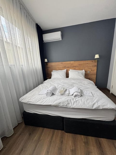 Bed, Bedroom, air conditioner