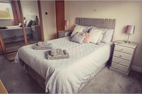 Bed, Bedroom, towels