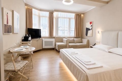 Communal lounge/ TV room, Bed, TV and multimedia, View (from property/room), View (from property/room), Living room, Photo of the whole room, Seating area, Bedroom, City view, City view, Mountain view, Mountain view, hair dresser, towels