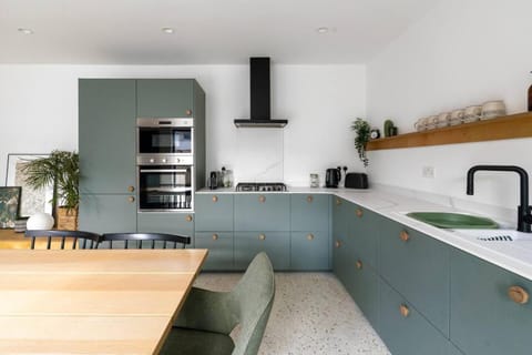 Kitchen or kitchenette, Dining area, minibar, oven, stove, toaster