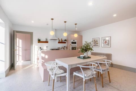 Kitchen or kitchenette, Seating area, Dining area