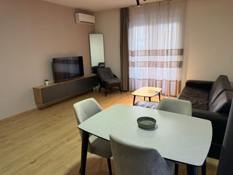 TV and multimedia, Living room, Seating area, Dining area, air conditioner