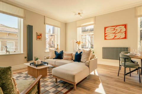 Day, TV and multimedia, Living room, Seating area, Dining area