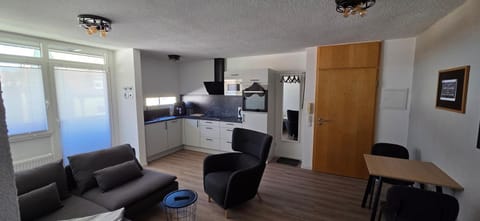 TV and multimedia, Kitchen or kitchenette, Living room, Seating area, Dining area