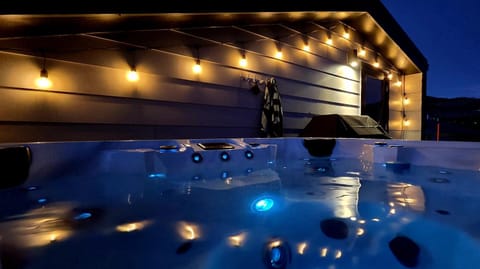 Property building, Night, Natural landscape, Hot Tub, Hot Tub, Balcony/Terrace