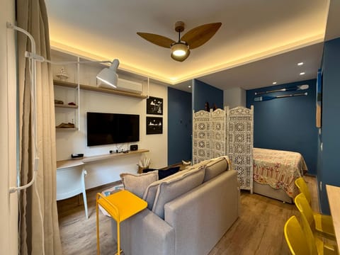 Communal lounge/ TV room, TV and multimedia, Seating area, air conditioner