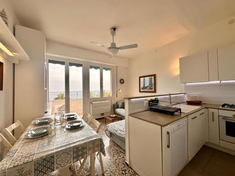 Kitchen or kitchenette, Dining area, dishwasher, minibar, oven, pet friendly, stove, toaster