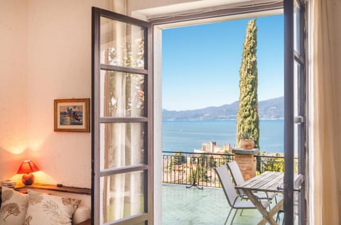 Living room, Lake view