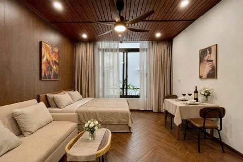 Bed, Photo of the whole room, Seating area, Bedroom