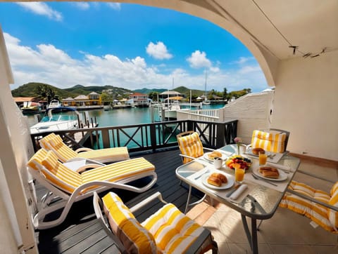 Patio, Day, Natural landscape, View (from property/room), Balcony/Terrace, Food and drinks, Seating area, Dining area, Food, Sea view, sunbed