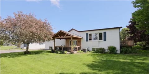 Property building, Spring, Day, Natural landscape, Garden, Garden view
