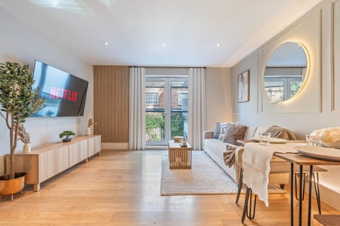 TV and multimedia, Living room, Photo of the whole room, Seating area, Evening entertainment