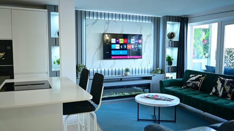 TV and multimedia, Living room, Evening entertainment