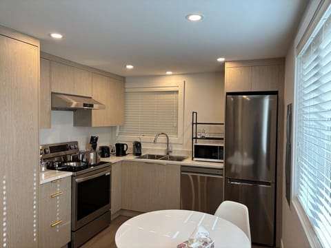 Coffee/tea facilities, Kitchen or kitchenette, dishwasher, microwave, oven, stove, toaster