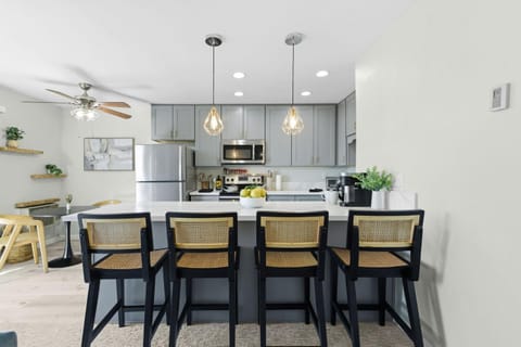 Kitchen or kitchenette, Dining area