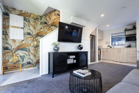 TV and multimedia, Kitchen or kitchenette, Living room, Seating area, minibar, oven, stove