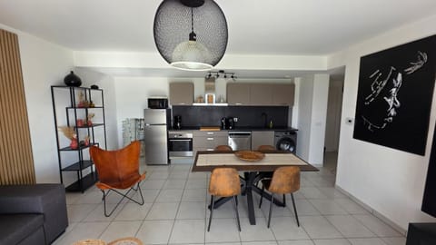 Kitchen or kitchenette, Dining area