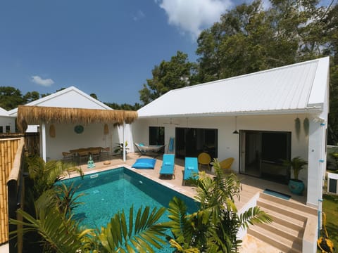 Property building, Patio, Day, Swimming pool, sunbed