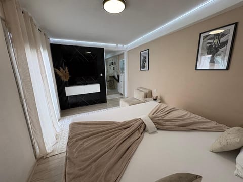 Bed, TV and multimedia, Living room, Photo of the whole room, Seating area, Bedroom