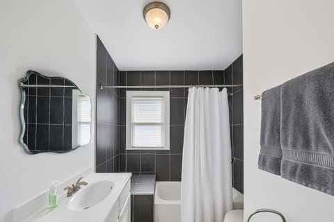 Detroit 4BR Home | Bathtub & Pet Friendly Stay House in Hamtramck