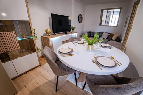 TV and multimedia, Living room, Seating area, Dining area