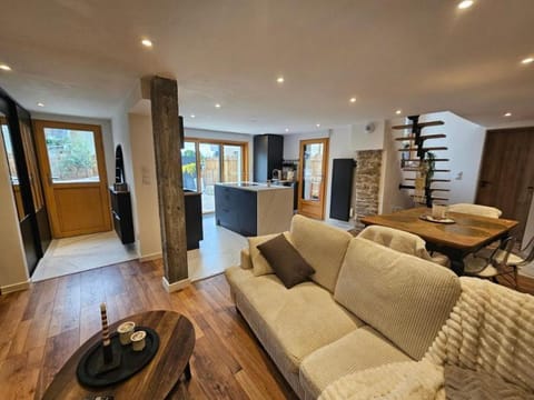 Kitchen or kitchenette, Living room, Seating area, Dining area