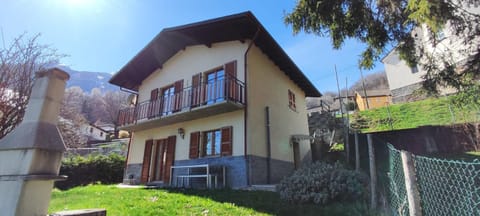Property building, Garden, Garden, Balcony/Terrace