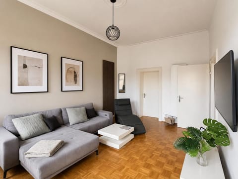 TV and multimedia, Living room, Seating area, Entertainment