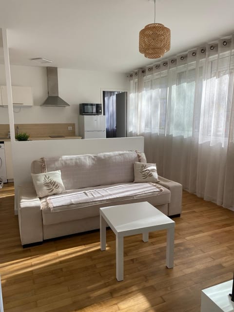 TV and multimedia, Kitchen or kitchenette, Living room, Seating area, internet