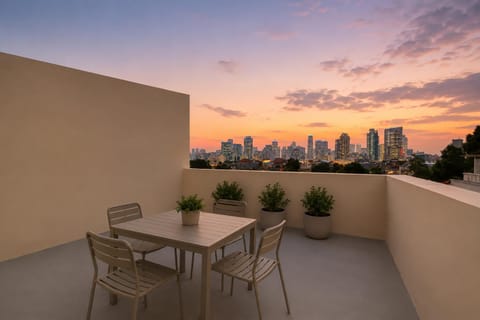 Patio, BBQ facilities, Dining area, City view