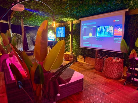 Night, Natural landscape, Garden, TV and multimedia, Living room, Seating area, Garden view