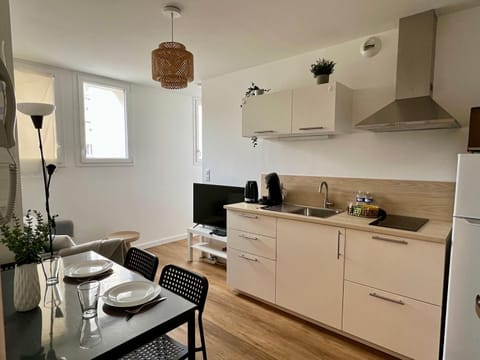 Coffee/tea facilities, Kitchen or kitchenette, Seating area, Dining area, stove