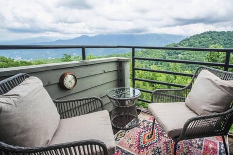 View (from property/room), Balcony/Terrace, Mountain view