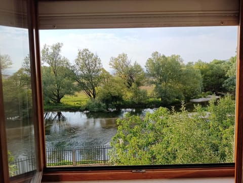 Day, Natural landscape, Garden, Living room, Garden view, Lake view, River view