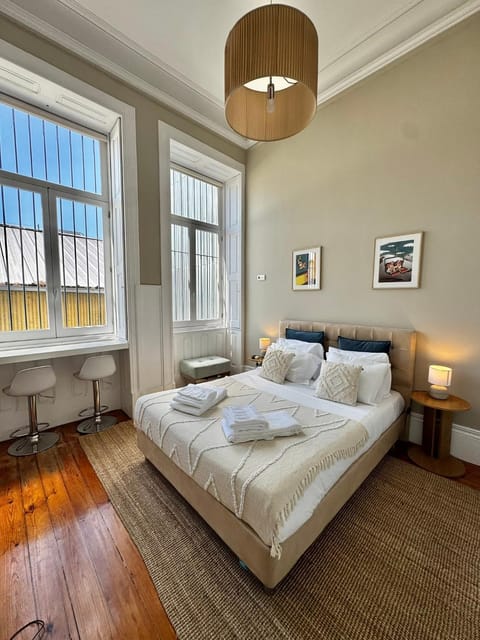 Bed, Dining area
