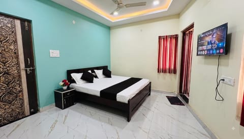 Bed, TV and multimedia, Photo of the whole room, Bedroom