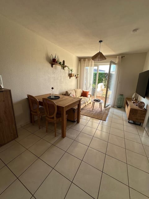 TV and multimedia, Living room, Dining area