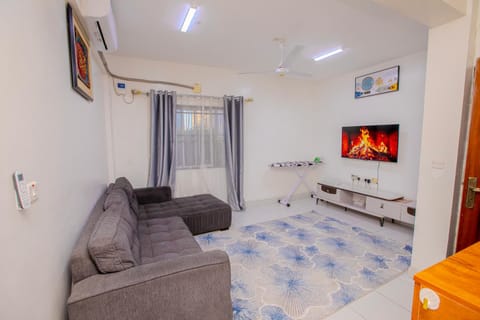 Communal lounge/ TV room, TV and multimedia, Living room, Seating area, Evening entertainment, air conditioner