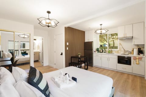 Bed, Bedroom, kitchen