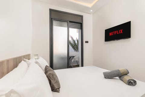 Bed, TV and multimedia, Bedroom, towels