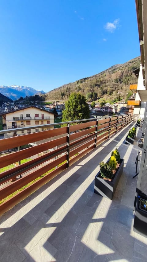 Balcony/Terrace, Mountain view