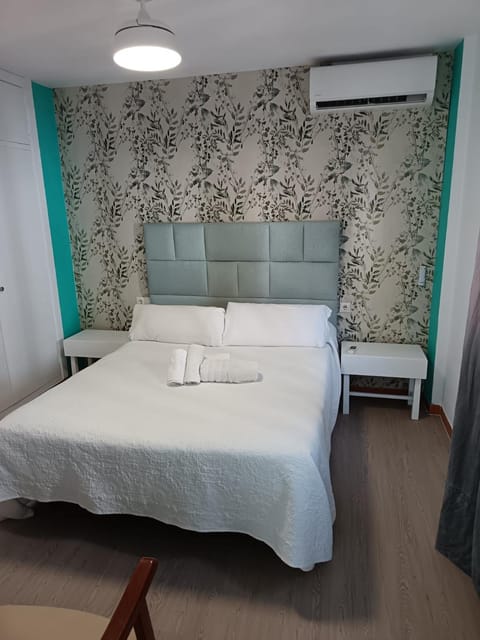 Bed, Bedroom, towels, air conditioner