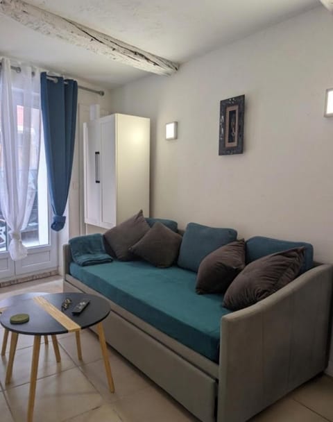 Bed, Living room