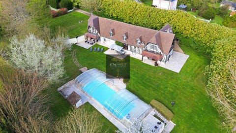 Property building, Garden, Swimming pool, sunbed